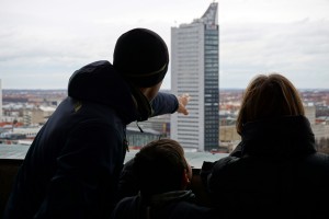 Pate und Wunderfinder blicken vom Turm auf den Uniriesen