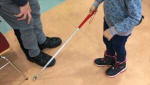 Wunderfinder-Kind testet einen Blindenstock