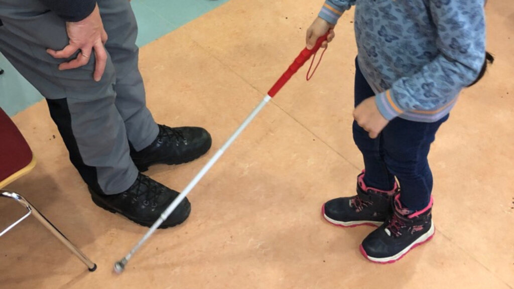 Wunderfinder-Kind testet einen Blindenstock