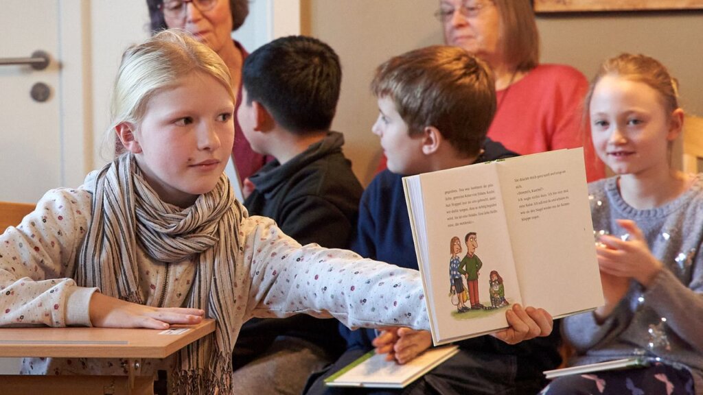 Kinder lesen im Betreuten Wohnen vor