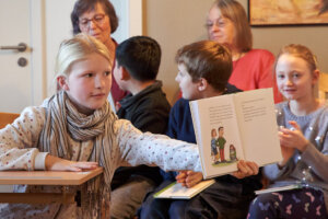 Kinder beim Vorlesen