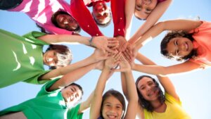 Kinder in bunten Shirts