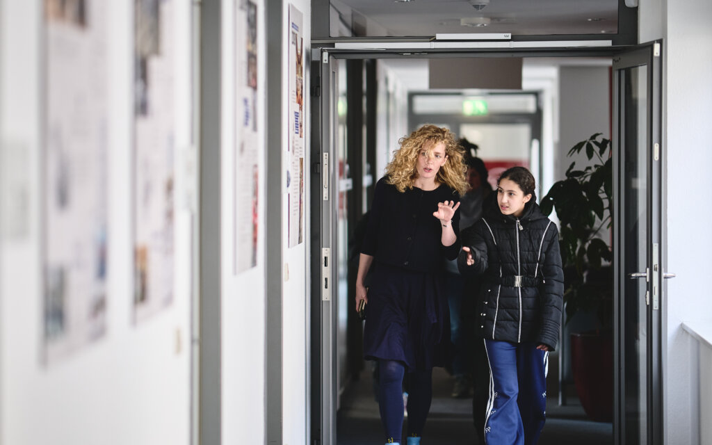 Wunderfinder-Programmleiterin Trendela Braun bei der Führung im Leipziger Hauptbahnhof / Foto: Daniel Reiche